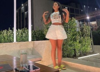 “Komedixana”nın aktrisasının görüntüsü DİQQƏT ÇƏKDİ: dizlərini yerə qoyub… – VİDEO