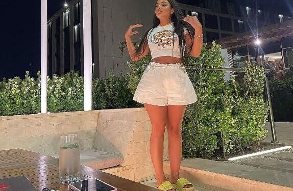 "Komedixana"nın aktrisasının görüntüsü DİQQƏT ÇƏKDİ: dizlərini yerə qoyub... - VİDEO