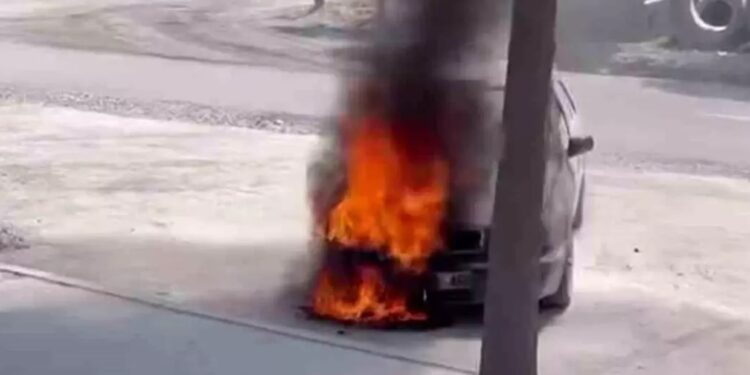 Parklanmış vəziyyətdə olan avtomobil yandı