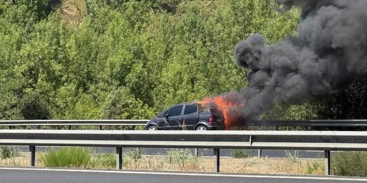 Hərəkətdə olan avtomobil yandı