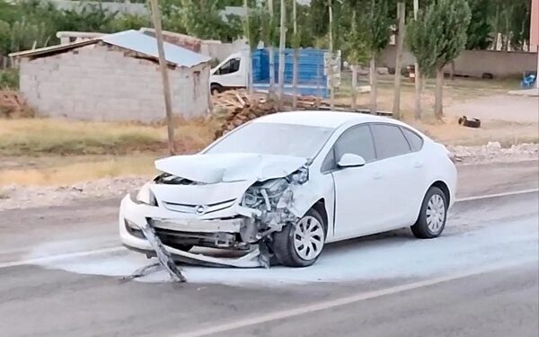 İki avtomobil toqquşdu: 3 yaralı