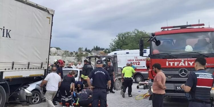 Minik avtomobili parklanmış vəziyyətdə olan TIR-a çırpıldı: 1 ölü, 3 yaralı