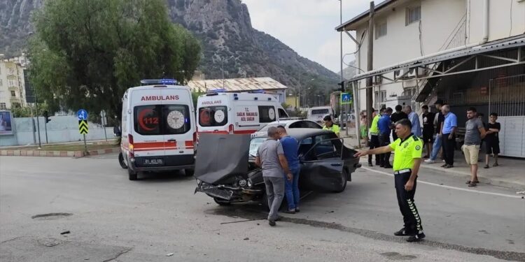 İki avtomobil toqquşdu: 3 yaralı