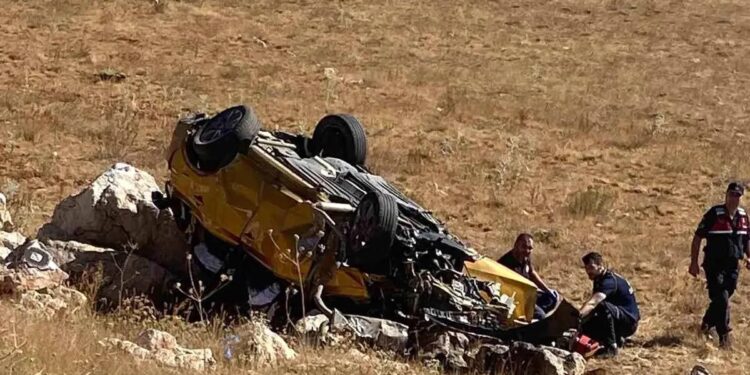 Avtomobil yol kənarına aşdı: 1 ölü, 2 yaralı