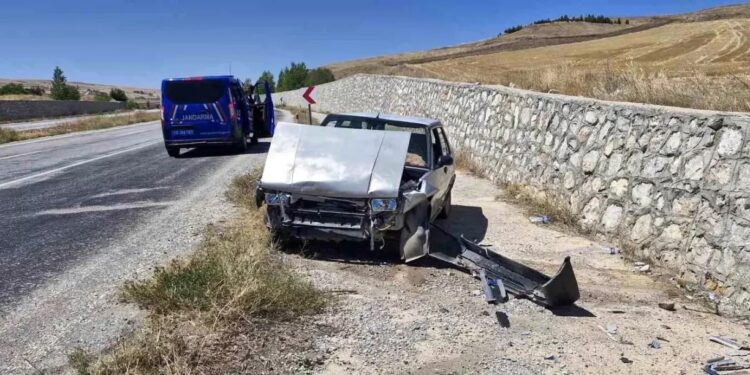 Avtomobil divara çırpıldı: 2 yaralı