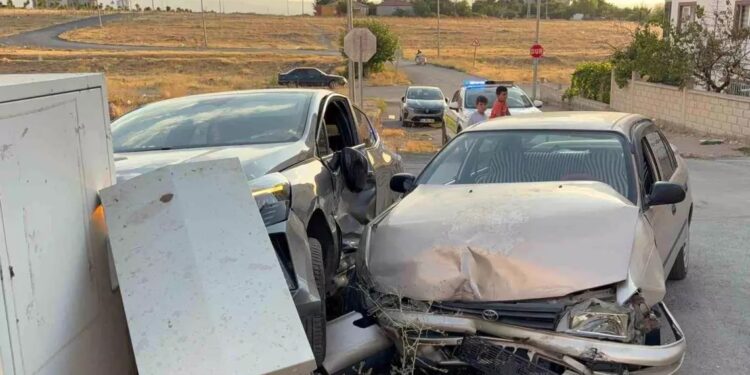 Avtomobil transformatıra çırpıldı