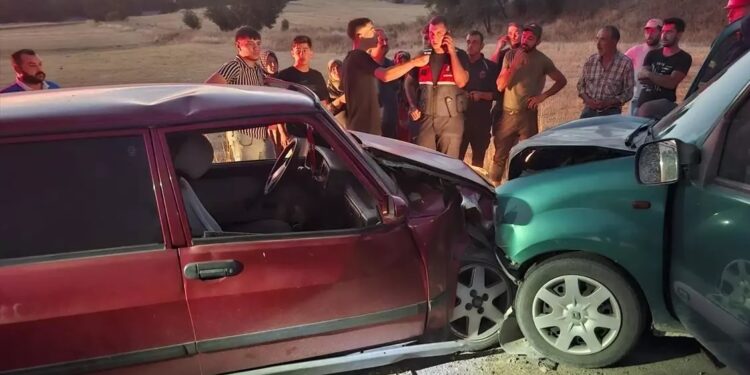 İki avtomobil toqquşdu: 2 ölü, 1 yaralı