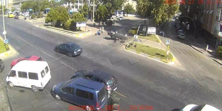 Avtomobil səkiyə çırpılaraq aşdı: 2 yaralı