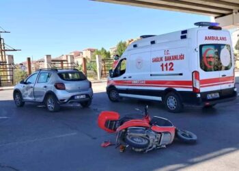 Motosiklet və minik avtomobili toqquşdu: Motosikletin sürücüsü yaralandı