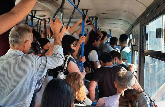 Bakıda avtobusda əlbəyaxa dava - VİDEO