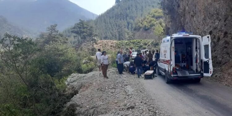 Avtomobil qayalıqlara çırpıldı: 3 yaralı