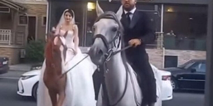 Bakıda maraqlı toy: Bəy və gəlin at belində şadlıq sarayına getdi - VİDEO