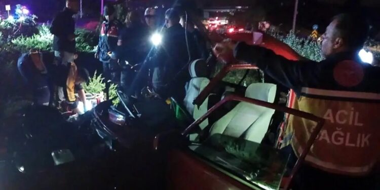 Minik avtomobili TIR-a arxadan çırpıldı: 1 ölü, 3 yaralı