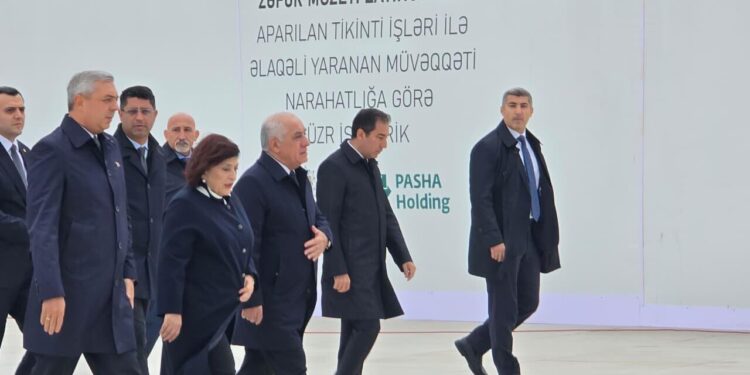 Dövlət və hökumət rəsmiləri Zəfər parkını ziyarət edirlər - FOTOLAR