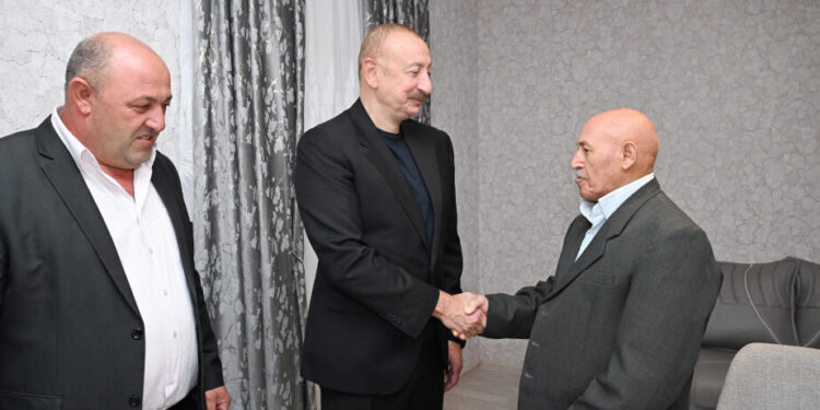 İlham Əliyev Qırmızı Bazar qəsəbəsində olub - FOTOLAR