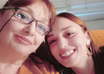 Məşhur türk aktrisa anasının dəfnində deyib-güldü – QINANDI – FOTO