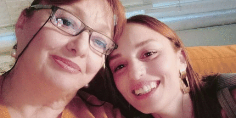 Məşhur türk aktrisa anasının dəfnində deyib-güldü - QINANDI - FOTO