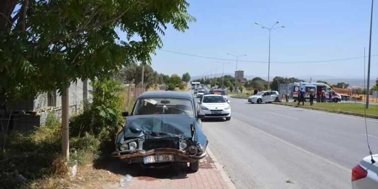 İki avtomobil toqquşdu: 2 yaralı