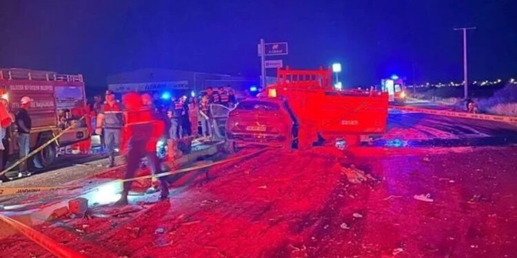 Minik avtomobili və yük maşını toqquşdu: 1 ölü, 2 ağır yaralı