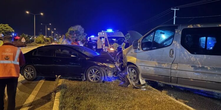 Minik avtomobili və mikroavtobus toqquşdu: 5 yaralı