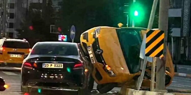 Minik avtomobili və taksi fəaliyyəti ilə məşğul olan avtomobil toqquşdu: 2 yaralı