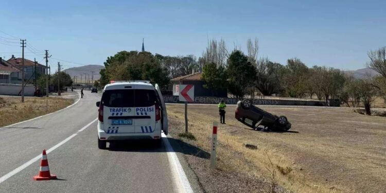 Avtomobil yol kənarına aşdı: 4 yaralı