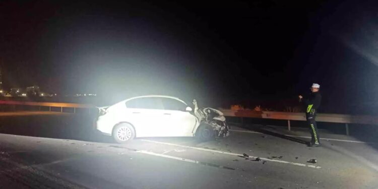 Avtomobil traktorun qoşqusuna çırpıldı: 2 yaralı