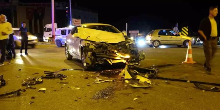 Minik avtomobili və yük maşını toqquşdu: 3 yaralı