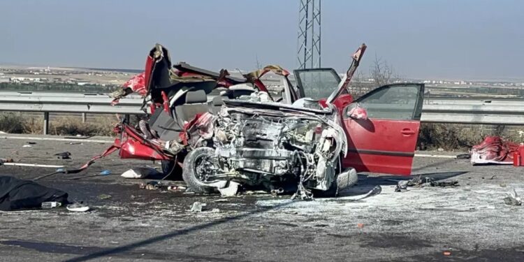 Minik avtomobili TIR-a çırpıldı: 2 ölü, 3 yaralı