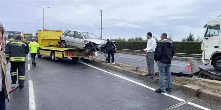 Yük maşını ilə toqquşan minik avtomobili səkiyə çırpıldı