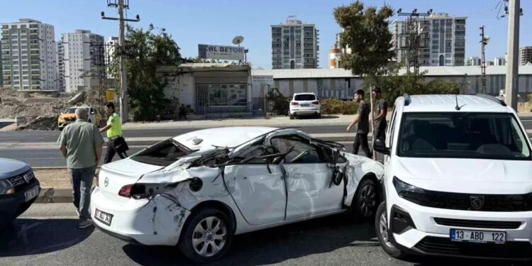 Minik avtomobil asvaltvuran vasitə ilə toqquşdu