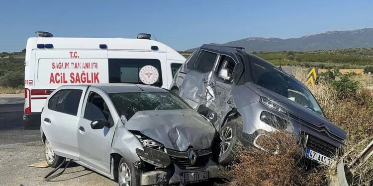 İki avtomobil toqquşdu: 3 yaralı