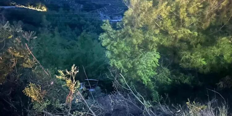 Avtomobil uçurumdan aşdı: 3 yaralı