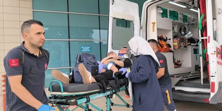 Avtomobil kafeyə çırpıldı: 1 ailənin 4 üzvü yaralandı