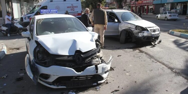 İki avtomobil toqquşdu: 6 yaralı