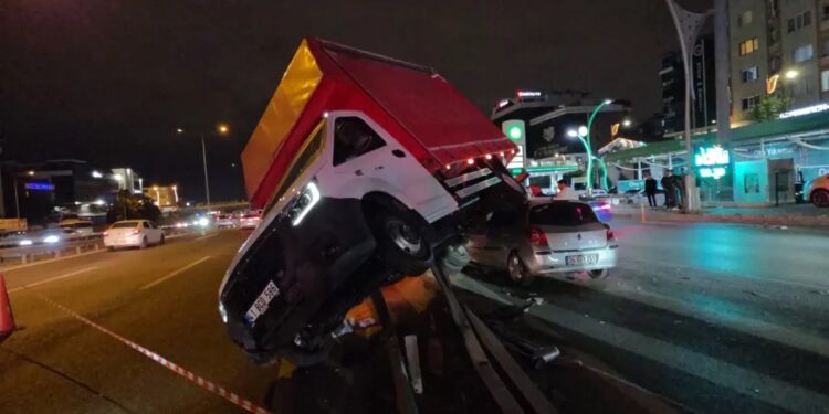 Minik avtomobili və yük maşını toqquşdu: 3 yaralı