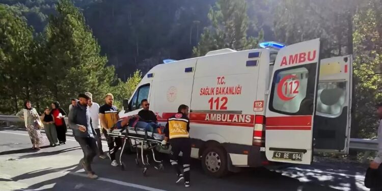 Minik avtomobili yol çəkən işçini vurdu