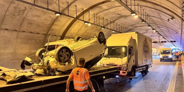 Minik avtomobili və yük maşını toqquşdu: 1 yaralı