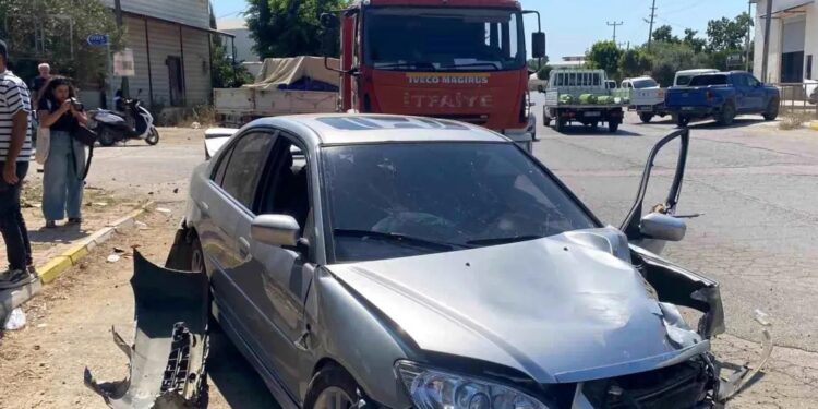 Avtomobil transformatora və avtobus dayanacağına çırpıldı: 1 yaralı