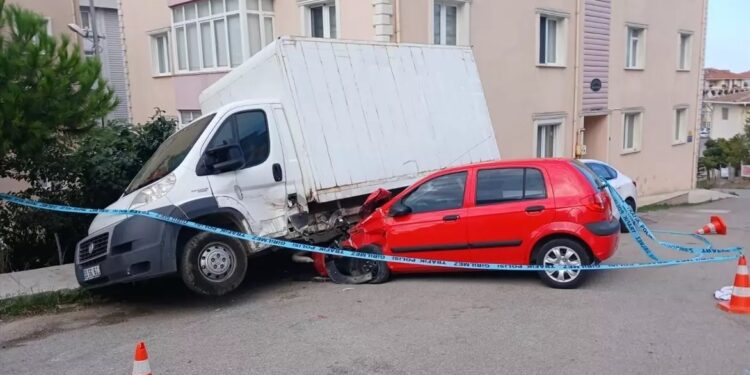 Avtomobil pakrlanmış vəziyyətdə olan yük maşına çırpıldı: 3 yaralı