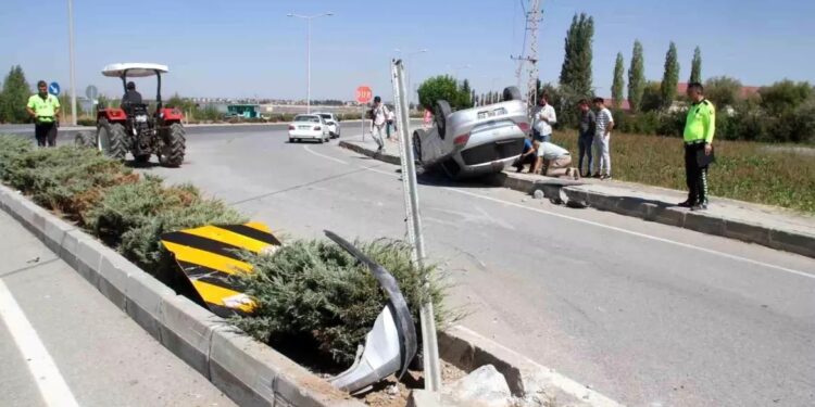 Avtomobil baryerlərə çırpılaraq aşdı: 1 yaralı