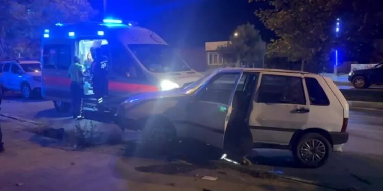 Avtomobil yol səkiyə çırpıldı: 1 yaralı