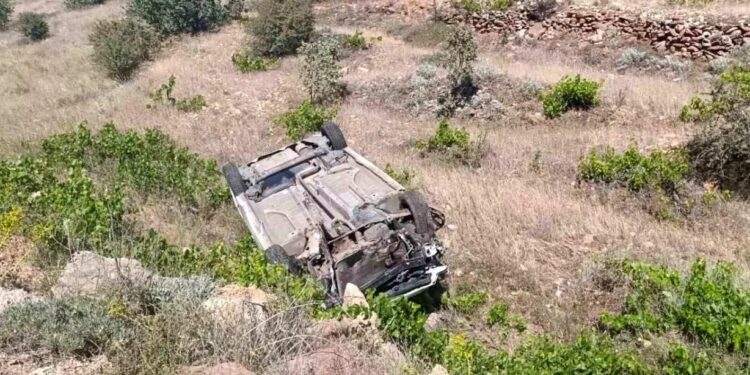 Avtomobil yol kənarına aşdı