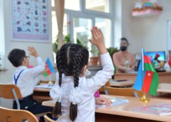 “Müəllimlər üçün pul yığırlar, 50 manatı bəyənmirlər, 100-dən dəm vururlar” – ŞİKAYƏT – VİDEO