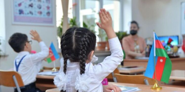 "Müəllimlər üçün pul yığırlar, 50 manatı bəyənmirlər, 100-dən dəm vururlar" - ŞİKAYƏT - VİDEO