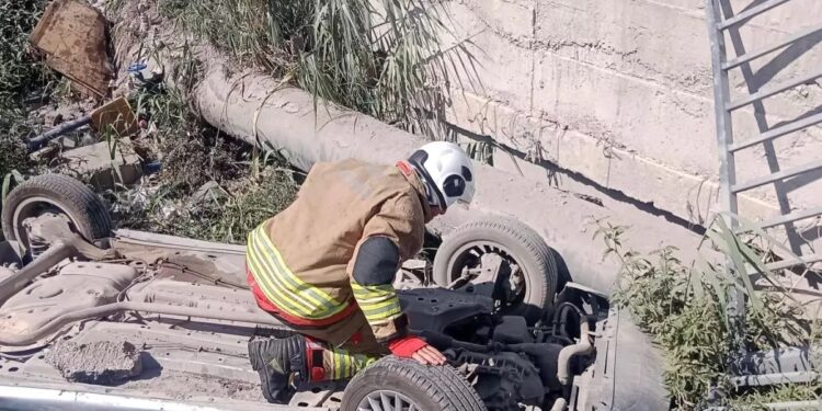 Avtomobil kanala aşdı: Sürücü yaralandı