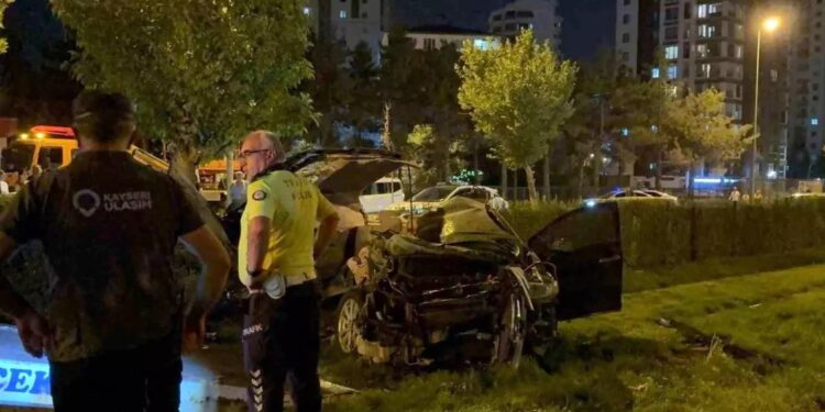 Avtomobil dirəyə çırpıldı: 1 ölü, 1 yaralı