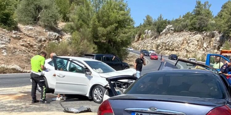 İki avtomobil toqquşdu: 8 yaralı