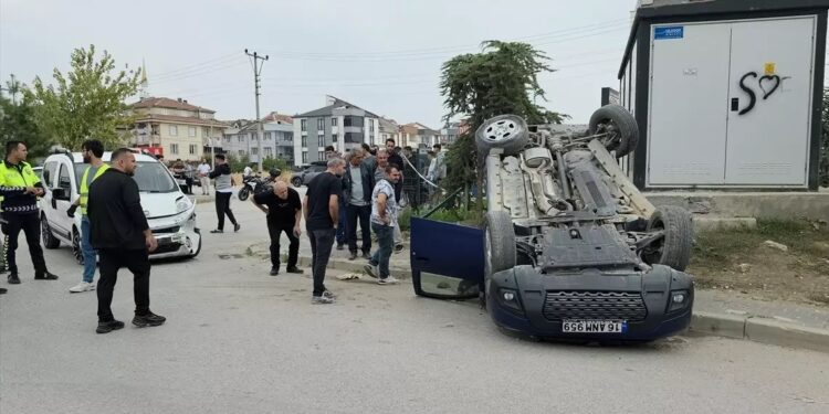 İki avtomobil toqquşdu: 3 yaralı