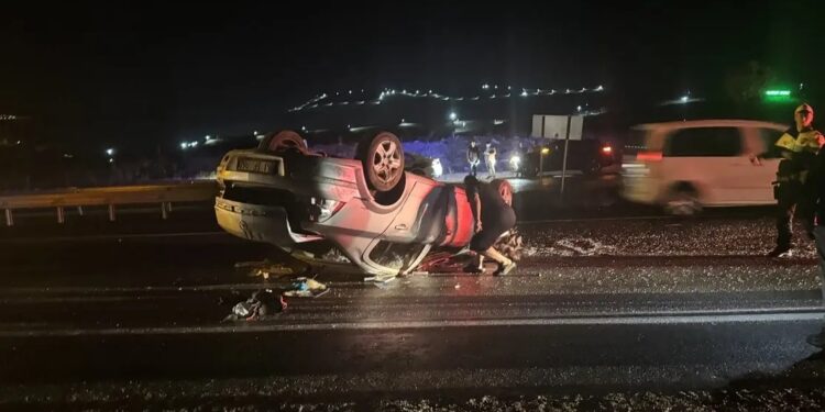 Avtomobil səkiyə çırpılaraq aşdı: 6 yaralı